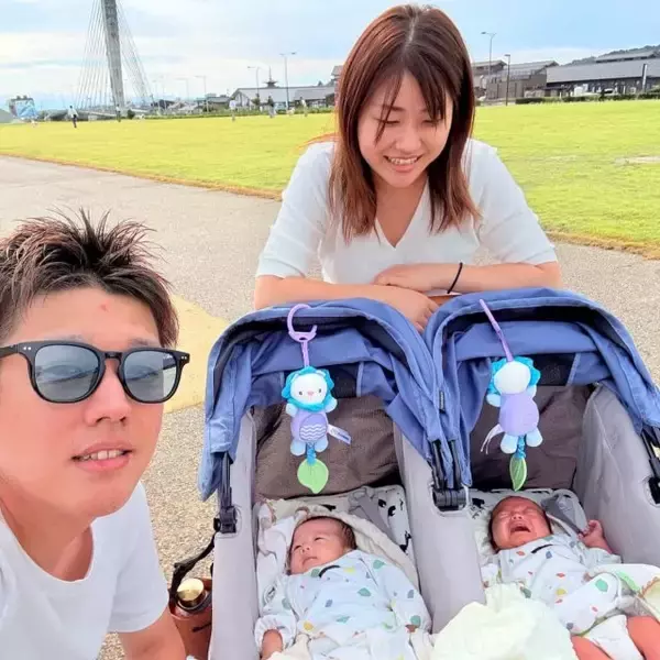 最難関は「泣き声で区別ができないこと」　耳が聞こえない夫婦による双子育児の戸惑いと手応えの日々
