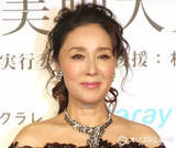 「浅野ゆう子、長身の夫と並びアロハポーズ　夫婦でハワイ旅行を満喫「素敵 かっこいい」「楽しそう」　2017年に“熟年婚”」の画像1