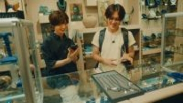 Travis Japan、“アメリカ旅”先行カット公開　“アメリカの宝石”でおそろいのアクセサリー選び＆極上のチルタイム