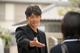 反町隆史『GTO』鬼塚英吉に解雇危機　生徒のタブレットに「鬼塚、はずそ」【第2話あらすじ・場面カット】