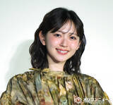 「鈴木愛理、まるで西洋絵画なワンピースでにっこり　新たな挑戦にアドバイス「自分の直感を信じて前進あるのみ！」」の画像1