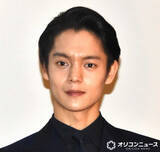 「「あさみちゃん？」窪田正孝、久々投稿が話題　サングラスの“写り込み”に注目集まる「写り込んでる笑」「オシャレなツーショット！」」の画像1