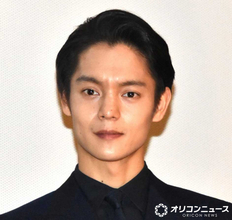 「あさみちゃん？」窪田正孝、久々投稿が話題　サングラスの“映り込み”に注目集まる「映り込んでる笑」「オシャレなツーショット！」