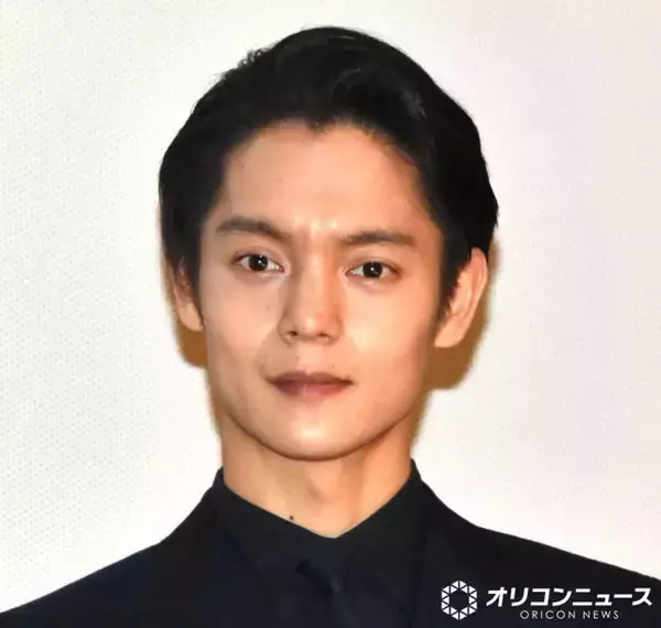 「あさみちゃん？」窪田正孝、久々投稿が話題　サングラスの“写り込み”に注目集まる「写り込んでる笑」「オシャレなツーショット！」