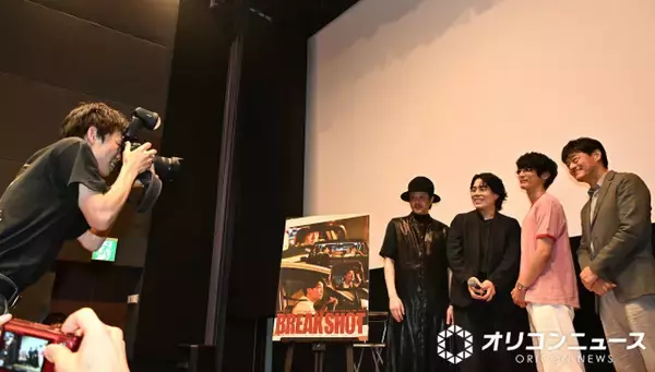 かが屋・加賀、令和ロマン・くるま監督の舞台あいさつにサプライズで登場　出演せずもカメラマンとして参加