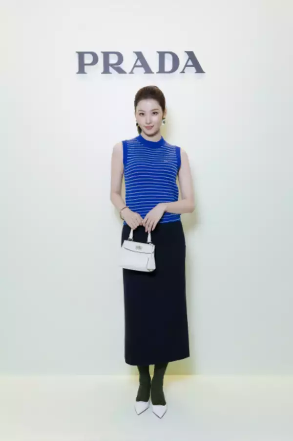 TWICE・SANA、関西弁でメッセージ　ノースリーブニット姿で「プラダ大阪心斎橋店」来場