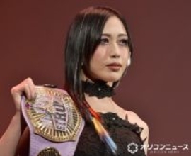 上谷沙弥、透け感ある“黒ミニドレス”で魅了　対戦相手の朱里もスリットから美脚チラ見せ