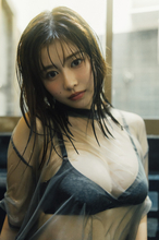 『王様のブランチ』リポーター・冴木柚葉、グラビアで魅せる生命力あふれる姿　大胆シャワーカット披露も