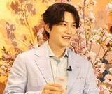 「町田啓太、朝から飲酒に笑顔「すいません、仕事中に…」テイスティングで流ちょうなコメントを披露」の画像1