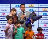 「39歳・長友佑都、5大会連続W杯へ　妻・平愛梨＆子どもたちがサプライズ登場」の画像1
