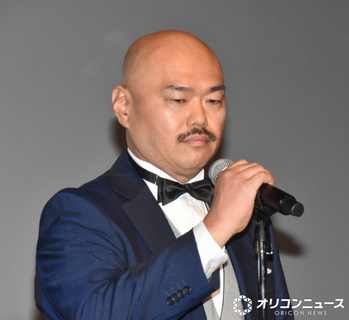 松竹グループの晴れ舞台でかむ