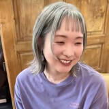 「老け感ゼロ…白髪染めをやめた43歳女性　グレイヘアへの移行に葛藤も、“心の揺れ”をおさめてくれた夫の言葉」の画像1