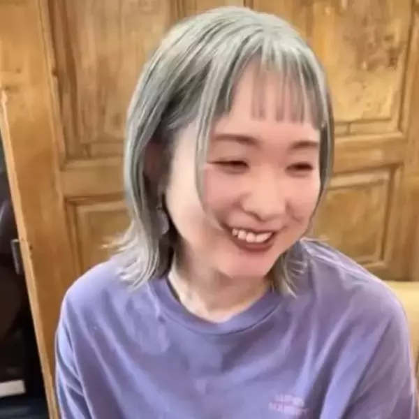 老け感ゼロ…白髪染めをやめた43歳女性　グレイヘアへの移行に葛藤も、“心の揺れ”をおさめてくれた夫の言葉