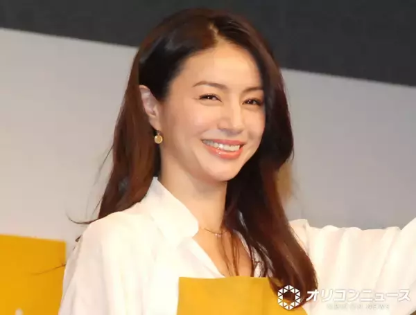 井川遥、新ヘアスタイルで“躍動感”あふれる最新ショット　「お綺麗すぎて目が眩しすぎる」「振り向き最高」と絶賛の嵐