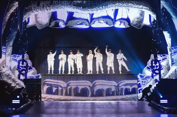 Stray Kids、「MOUNTAINS」のライブパフォーマンス映像解禁　『Stray Kids : The dominATE Experience』きょう公開