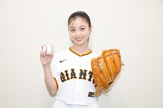 橋本環奈、始球式に登板　直前練習で巨人・田中瑛斗が絶賛「投げ方がきれいです！」→ノーバンならず「悔しいです…」