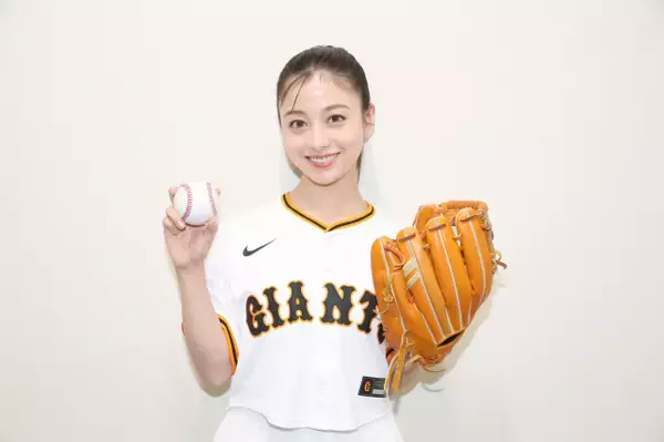 橋本環奈、始球式に登板　直前練習で巨人・田中瑛斗が絶賛「投げ方がきれいです！」→ノーバンならず「悔しいです…」
