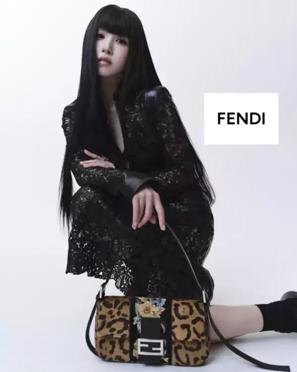 TWICE・MINA＆Stray Kids・バンチャンら集結　フェンディ「バゲット」を手にエレガンスな姿