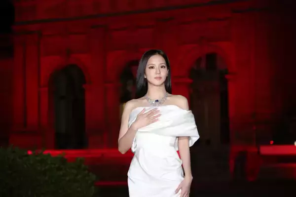 JISOO、ホワイトドレスで唯一無二のオーラ放つ　吉沢亮＆今田美桜らと京都降臨
