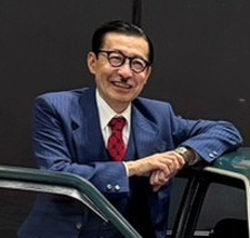 岩井ジョニ男、愛車の“2代目カローラ”で尾行？　”昭和の親父”を体現