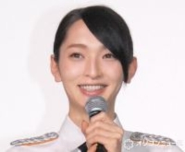 36歳・佐藤かよ、美スタイル際立つ冬物ジャケット×スポーツウェア姿に「マジ綺麗だなぁ」「着こなしがカッコイイ」