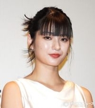 蒔田彩珠、二の腕あらわな純白衣装で登場　“理想の世界”明かす「自分の好きなものを胸を張って」