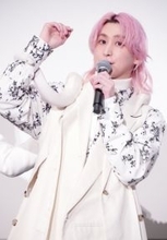 Snow Man佐久間大介、白蛇を首に巻く　一切躊躇なし「シャー！」