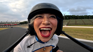 ぱーてぃーちゃん信子、胸元大胆なレースクイーン姿で“珍走”「弄ばれる信子」「いろいろ見えてる（笑）」