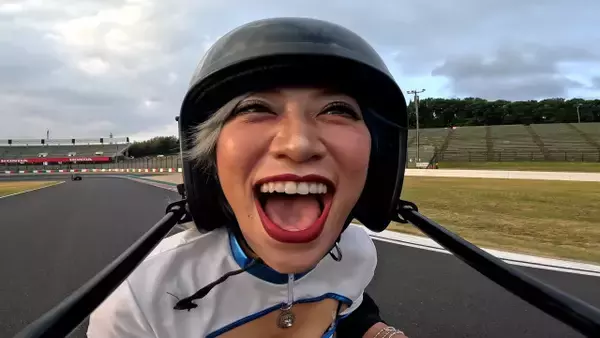 ぱーてぃーちゃん信子、胸元大胆なレースクイーン姿で“珍走”「弄ばれる信子」「いろいろ見えてる（笑）」