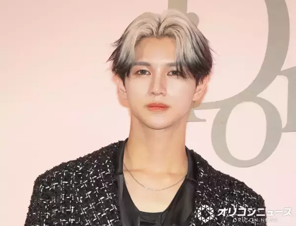 ONE OR EIGHT・REIA、きれいめツイードを着こなし　香水コレクション中