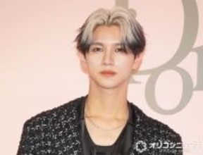 ONE OR EIGHT・REIA、きれいめツイードを着こなし　香水コレクション中