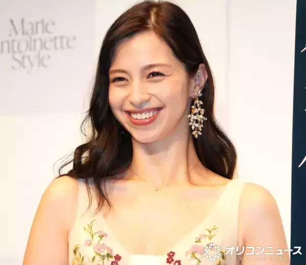 中条あやみ、マリー・アントワネットに影響受ける　花の刺繍あしらったロココ調ドレスで登場