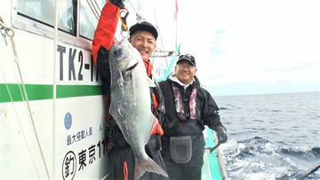 つるの剛士、大型カンパチと勝負　手に汗握る力と力の攻防