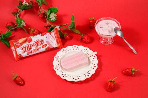 ファミマ、『フルーチェ』初のコラボアイス発売　イチゴ果肉入りの2層仕立てで味わい再現