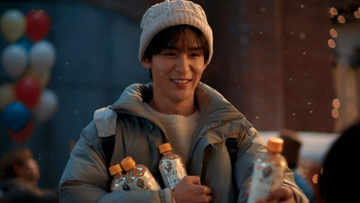 目黒蓮、Mrs. GREEN APPLEにあったかミルクティーを差し入れ　『午後の紅茶』新CMで共演