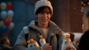 目黒蓮、Mrs. GREEN APPLEにあったかミルクティーを差し入れ　『午後の紅茶』新CMで共演