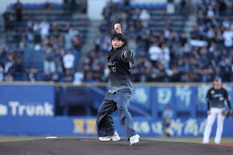 櫻坂46山﨑天、2度目の始球式は「100点！」　緊張しながらもまっすぐミットへ