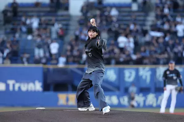 櫻坂46山﨑天、2度目の始球式は「100点！」　緊張しながらもまっすぐミットへ