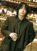 片岡千之助、ウィスキー片手にミステリアスな姿　お酒デートを考案