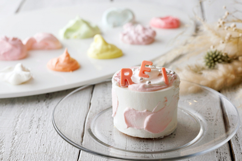 自分で仕上げる参加体験型スイーツ体験　真っ白なショートケーキを“推し色”で染める