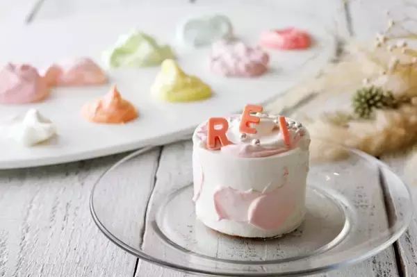 自分で仕上げる参加体験型スイーツ体験　真っ白なショートケーキを“推し色”で染める