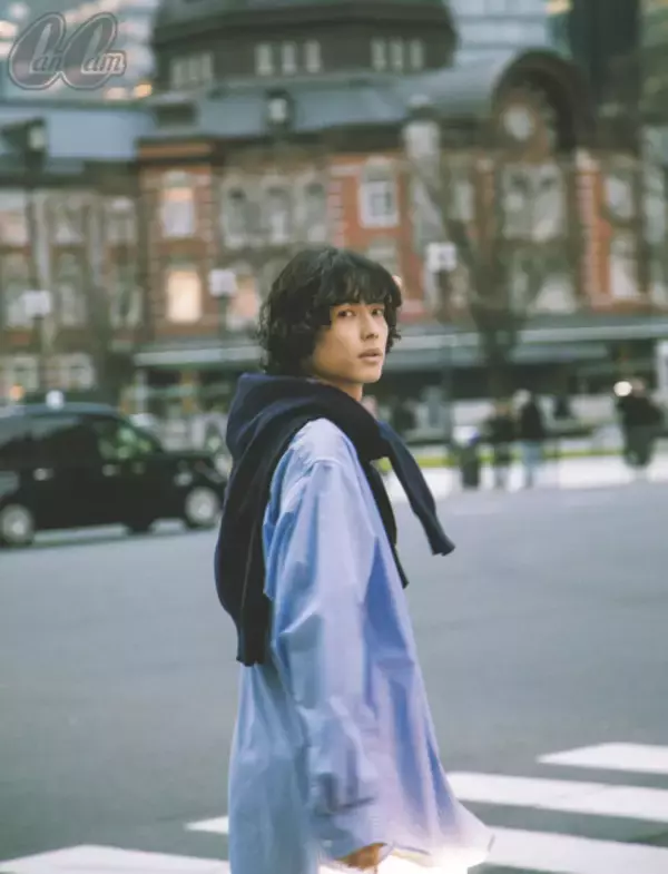 SixTONES松村北斗、人生初の“職質”受けた場所でクラシカルな撮り下ろし　『CanCam』1年限定連載に登場