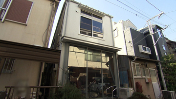 10坪の狭小住宅、3分の1を占める巨大階段→問題克服した理由【住人十色】