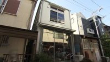 10坪の狭小住宅、3分の1を占める巨大階段→問題克服した理由【住人十色】