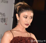 「山田優、『プラダを着た悪魔』ジャパンプレミアに“悪魔風メイク”で登場」の画像1