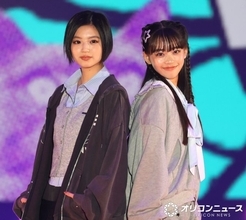 【ガルアワ】『ガッチャード』ヒロイン・松本麗世、スポーティーな姿に　河村ここあと仲良しハイタッチ