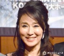 「夫との休日」浅野ゆう子、“顔出し”2ショット披露に反響「旦那様ダンディーですね」「イケメンー」「俳優さんかと」「めっちゃ素敵なご夫婦」