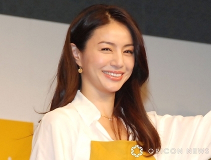 井川遥、“一目惚れ”で購入したスカーフ巻いた自撮りショットに反響「上品」「お似合いで素敵」「春ですね」