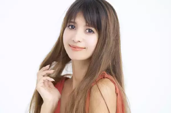 吉川ひなの、13歳モデルデビュー当時の“ショット”公開　SNS「お人形みたい」「最先端なセンス」