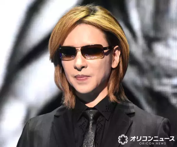 秋田の居酒屋で「誰にも気づかれていません！」投稿が話題のYOSHIKI、現地の自然に囲まれる“散策ショット”披露「一瞬だけど、穏やかな時間を過ごしています」